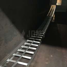 Gebogen ladder met gelaste sporten in het kunststuk Gebogen ladder met gelaste sporten gebruikt voor veiligheidsinspecties en onderhoud van het Arc Majeur-kunstwerk op de Belgische snelweg E411.